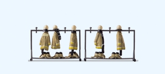 Preiser 17720 - H0 - Feuerwehruniformen auf Ständer, beige